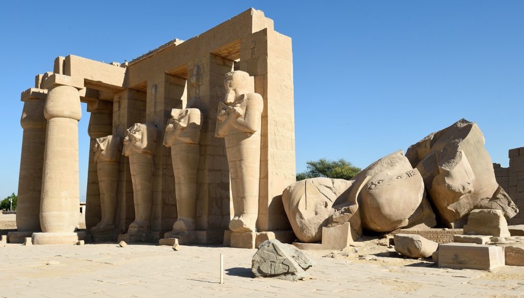 Restes de la deuxième cour, colonnes et statues osiriaques du Ramesseum