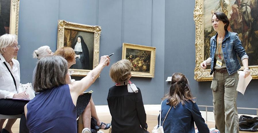 Dans de nombreux établissements culturels, les « relais du champ social » sont formés à la visite par les professionnels de musée
© Musée du Louvre