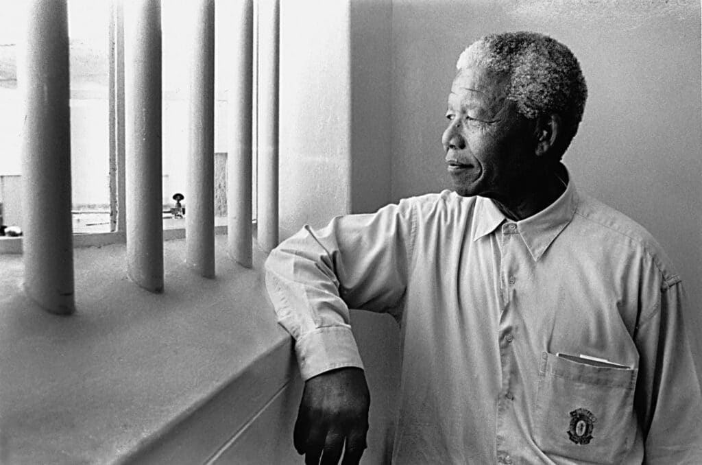 Nelson Mandela pose dans son ancienne prison avant de devenir président