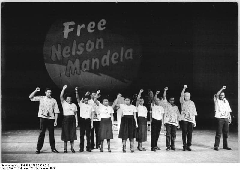 Manifestation de solidarité à Nelson Mandela en Allemagne de l'Est, 1986. (Copyright : Bundesarchiv, Bild 183-1986-0920-016 / CC-BY-SA 3.0)