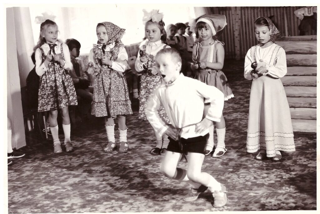 Petit garçon russe dansant le Kazatchok (1985)