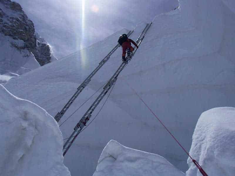 Cascade de glace du Khumbu- Franchissement avec échelles