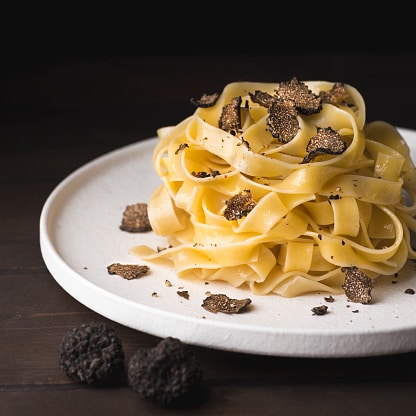 Une des spécialités culinaires italiennes (Région Ombrie) :   fettuccine al tartufo 
