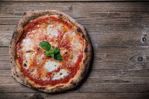  Une des spécialités culinaires italiennes (Région Campanie) :  la pizza napolitaine