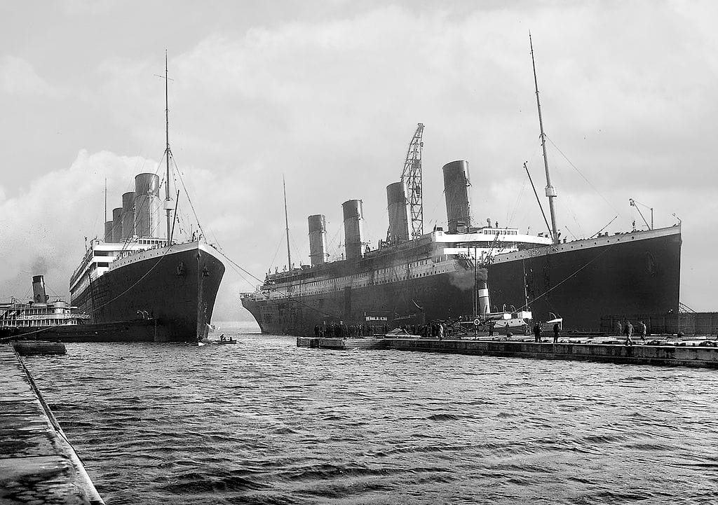 L’Olympic à gauche et le Titanic, à droite