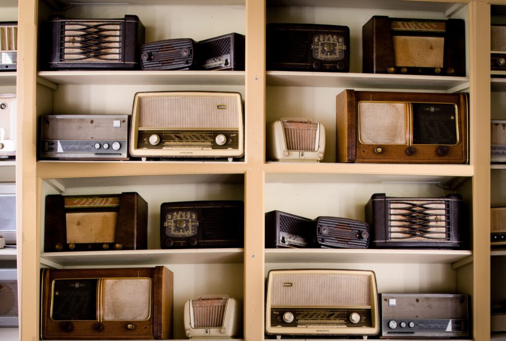Collection de postes de radio des années 50 et 60 (©Pixabay-Skitterphoto)