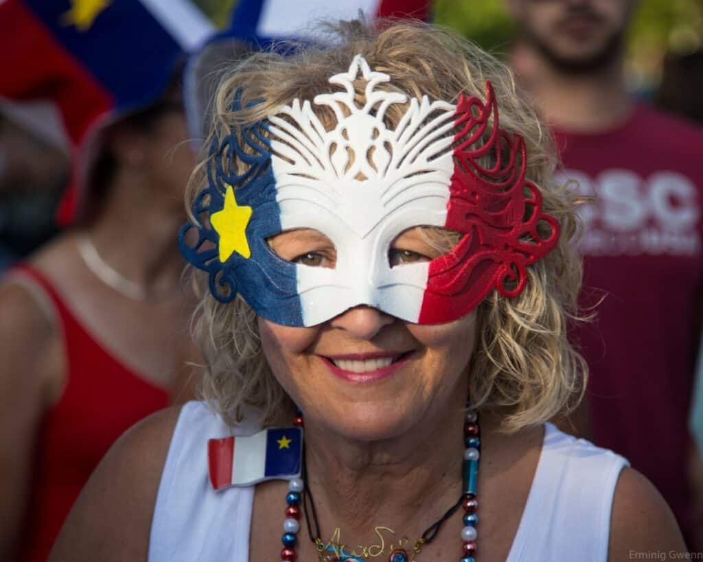 Une Acadienne, fière de se déguiser aux couleurs de sa culture lors de la fête du Tintinmarre – Crédit
