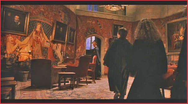 "Harry Potter à l'école des Sorciers" lorsque le jeune héros rentre pour la 1° fois dans la salle commune des Griffondor