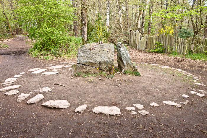 Le présumé tombeau de Merlin en Bretagne, situé dans la forêt de Brocéliande, près de Paimpont