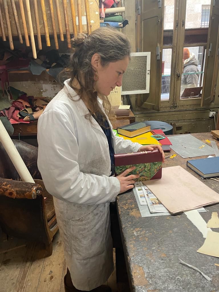Apolline se forme dans un atelier pour devenir artisan-relieur  (photo Apolline de Amorim)