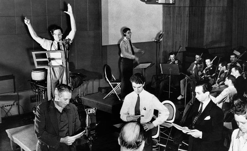 Orson Welles et la troupe du Mercury Theatre à la CBS, à l’enregistrement de « La Guerre des Mondes »  – source : Wikicommons