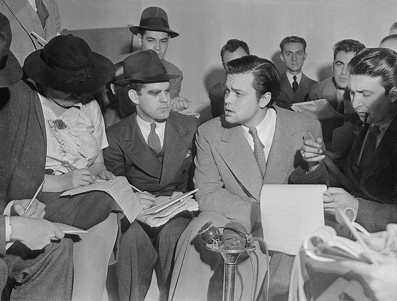 Orson Welles expliquant aux journalistes qu’il ne voulait pas effrayer la population, le 31 octobre 1938  – source : Wikicommons