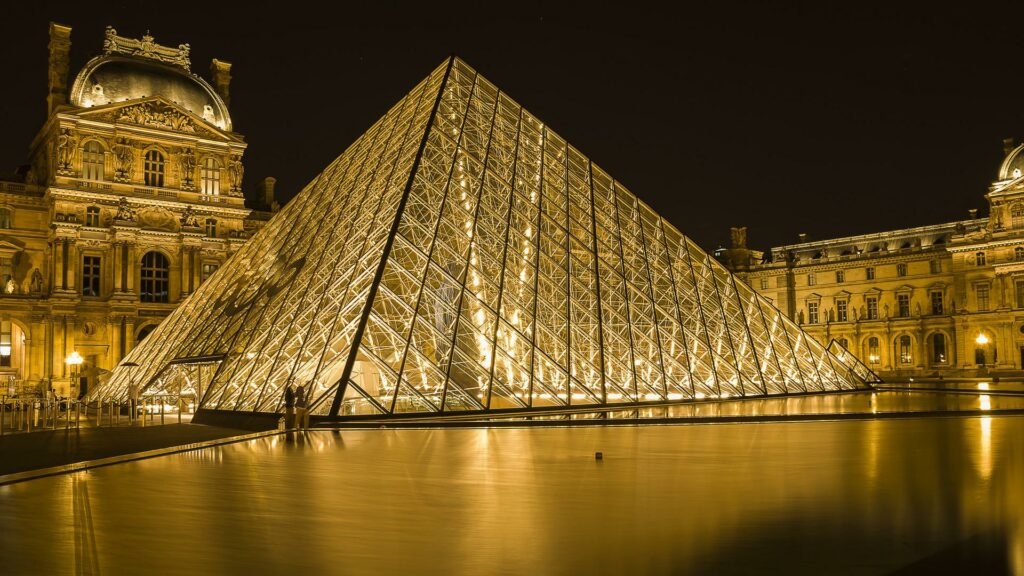 La pyramide du Louvre une fois la nuit tombée