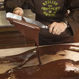 Manipulation du chocolat au piment d'Espelette de Bayonne