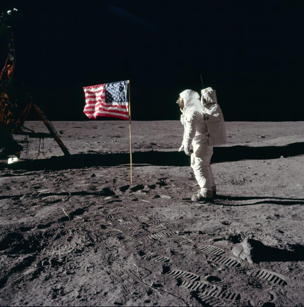 Edwin « Buzz » Aldrin saluant le drapeau américain planté dans le sol lunaire / NASA / domaine public / via Wikimedia