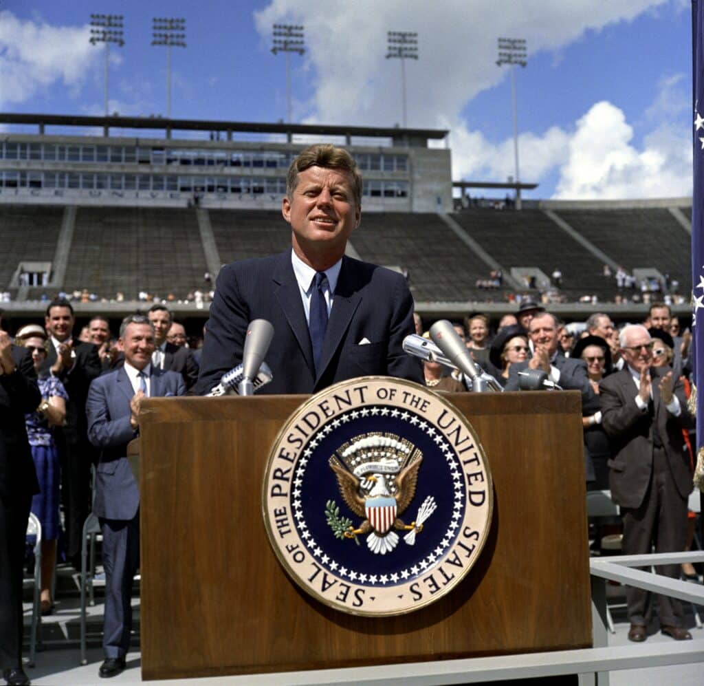 Le président américain John Fitzgerald Kennedy lors de son discours à l’université Rice, le 12 septembre 1962 / Robert Knusden / domaine public / via Wikimedia