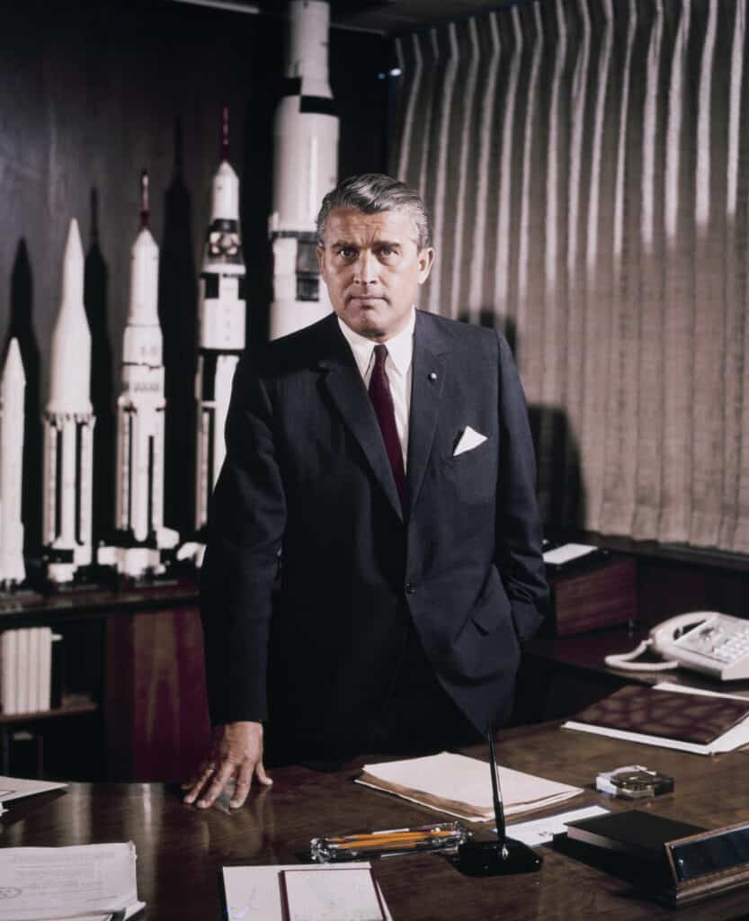 Wernher von Braun alors directeur du centre de vol spatial « Marshall » de la NASA / NASA-MSFC / domaine public / via Wikimedia