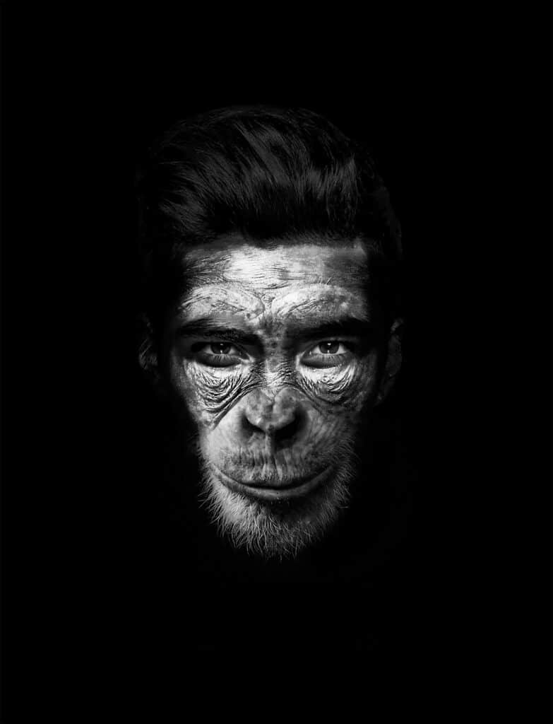 Montage photo entre un homme et un chimpanzé