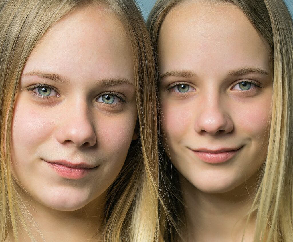 Les jumeaux (ici jumelles) et leur ADN similaire