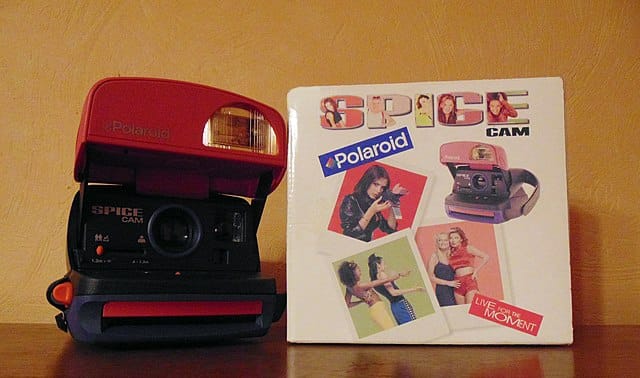 Produit dérivé de la marque Polaroid à l’effigie des Spice girl  – Wikimédia Commons