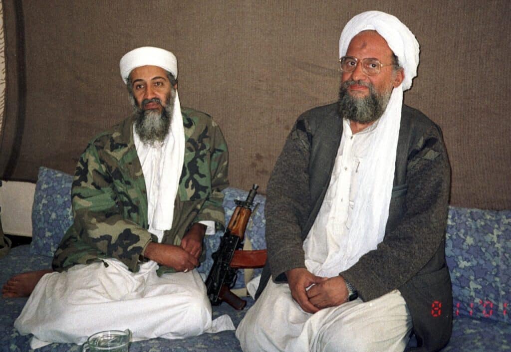 Oussama ben Laden et Ayman al-Zawahiri, lors d'une interview à Kaboul, le 8 novembre 2001(Wikimedia commons)