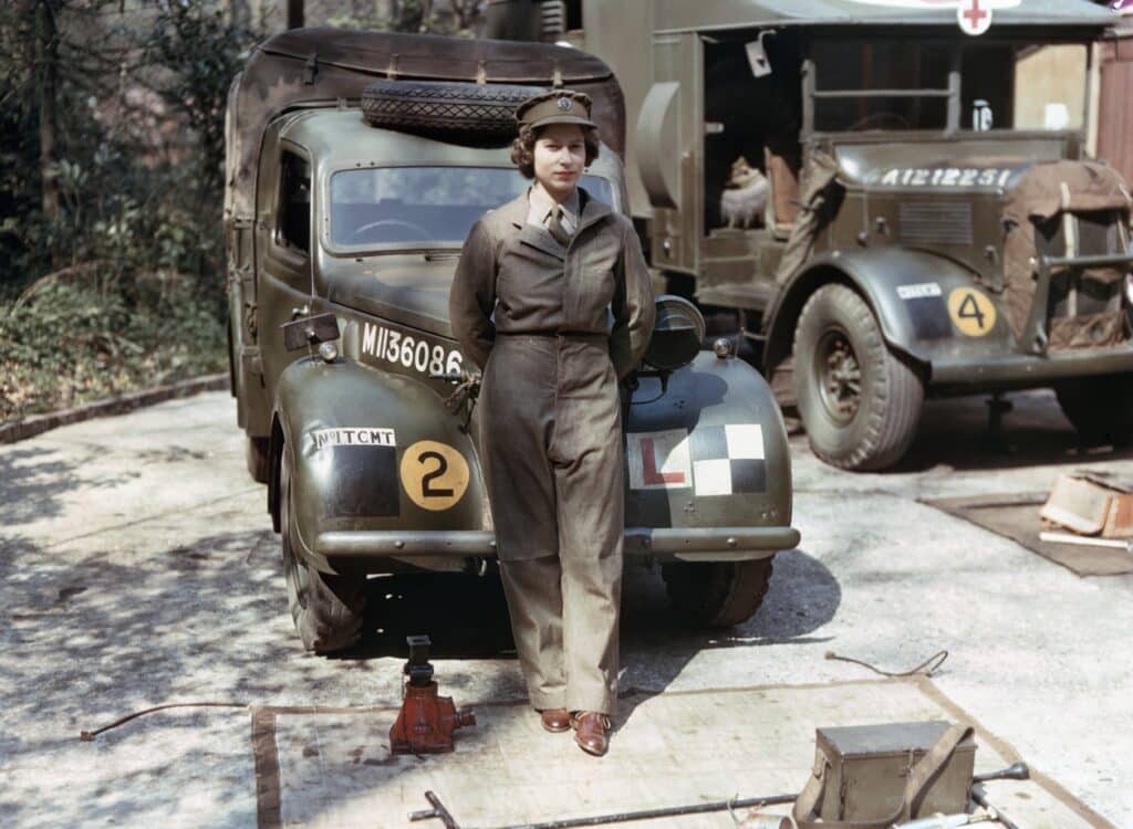 La princesse Elizabeth en service, pendant la Seconde Guerre mondiale / Imperial War Museum, Wikimedia Commons (Domaine public)]