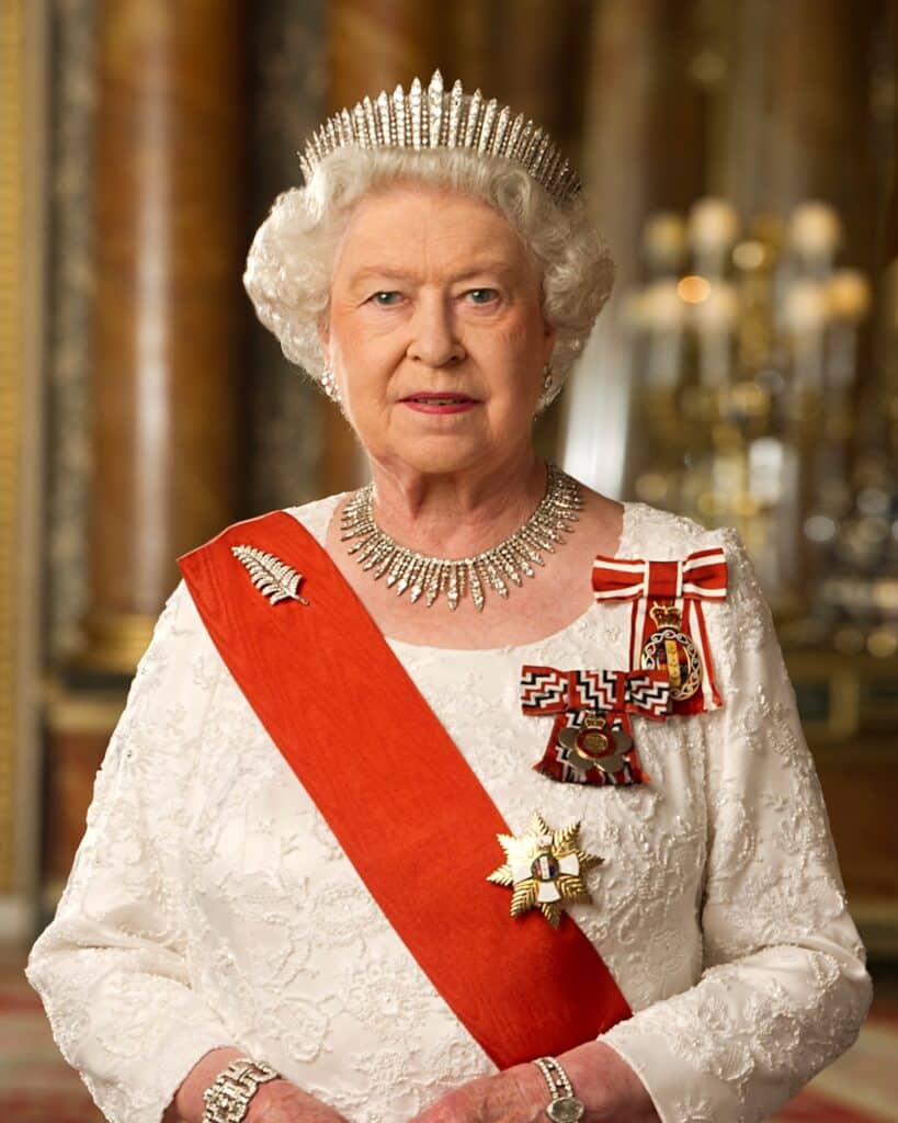 Portrait officiel de la reine Elizabeth II pour la Nouvelle-Zélande en 2011 / Officiel Portraits, Wikimedia Commons