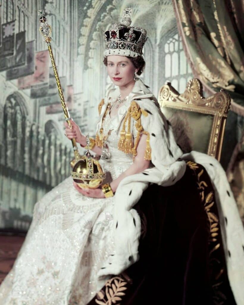 Portrait de la reine Elizabeth II le jour de son couronnement / Royal Collection Trust, Wikimedia Commons (Domaine public)]