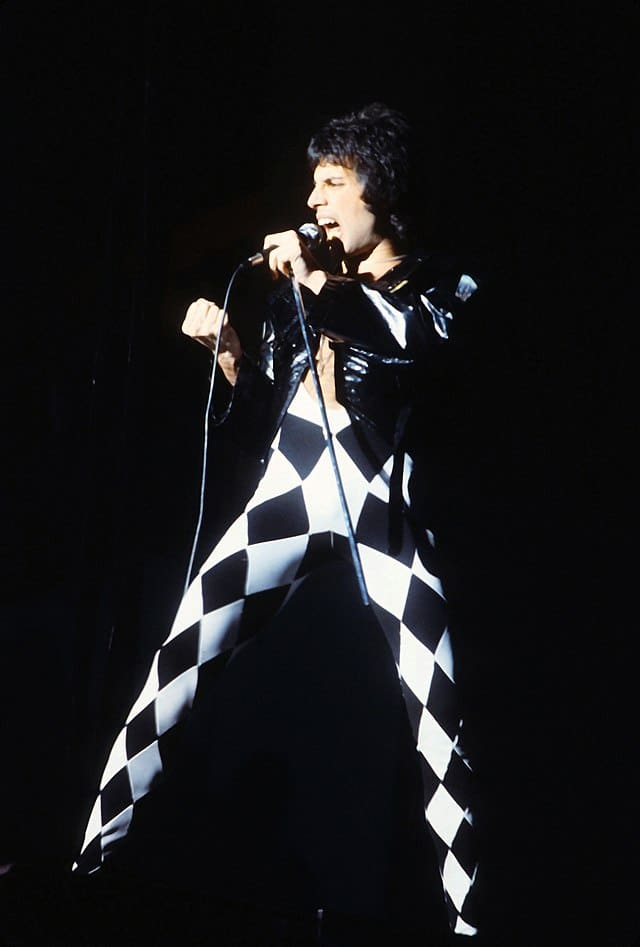 Freddy Mercury lors d’un concert au New Haven Coliseum à New Haven – Wikimédia Commons