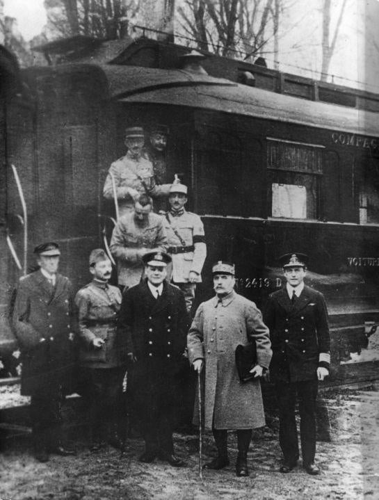Photo prise juste après la signature du traité, le 11 novembre 1918 vers 5h30 du matin