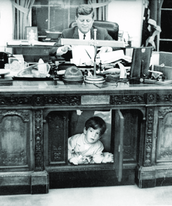 John F. Kennedy Jr. jouant sous le bureau de son père, Wikimedia Commons