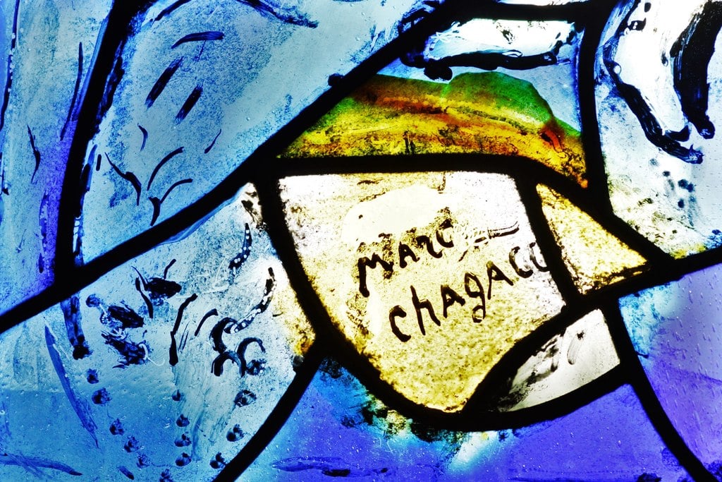 Signature de Marc Chagall sur un vitrail
