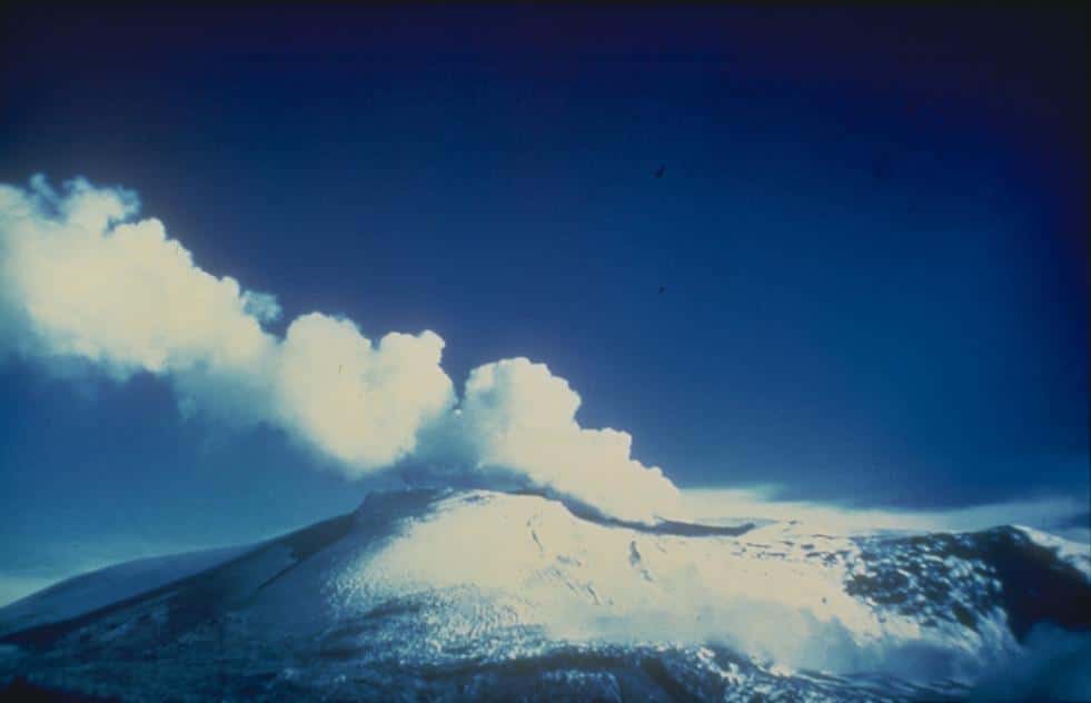 Panache de vapeur au sommet du Nevado del Ruiz - Crédit : U.S Geological Survey