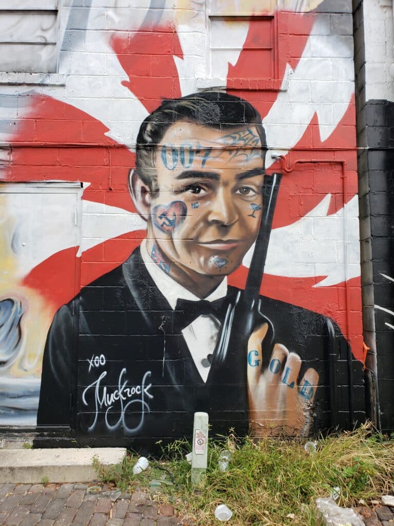 Fresque de street art représentant James Bond