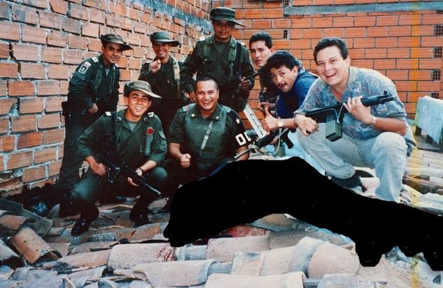 Police et armée posant devant la dépouille (noircie) de Pablo Escobar