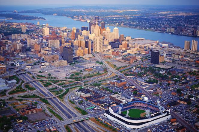 Vue aérienne de Detroit. Au premier plan, le Tiger Stadium, le stade de baseball, sur Michigan Avenue. Au fond, le lac Saint Clair et le Canada. © BARRY HOWE/CORBIS/PHOTONONSTOP