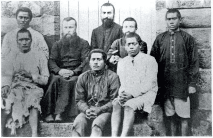 Deux pères maristes et des séminaristes à Lano (Wallis), environ 1890 - Crédit
