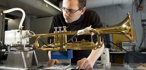 expérience scientifique sur une trompette_@Hubert Raquet_ircam_cnrs