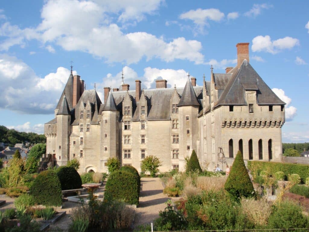 Un des châteaux qui a fait l'Histoire de France : Façade côté jardin du château de Langeais © ThomasPusch