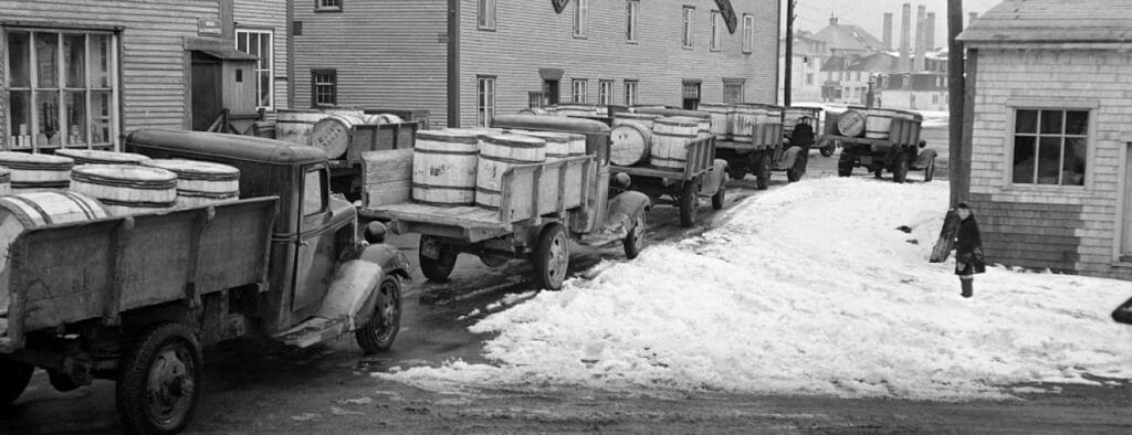 Convoi de camions transportant des tonneaux d’alcool sur l’île de Saint-Pierre-et-Miquelon