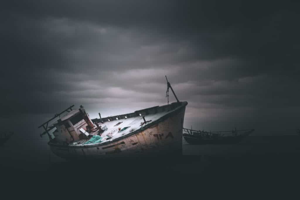   Bateau échoué sur la mer, ©Amirhossein Khedri (Unsplash), libre de droit