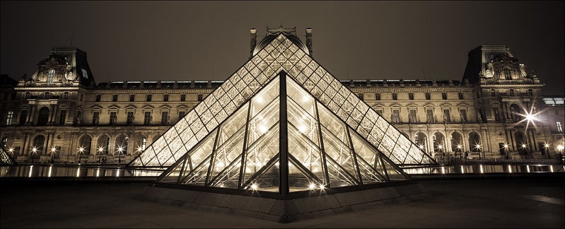 Art et polémiques :  La Pyramide du Louvre, Ieoh Ming Pei (1983) , photo Adrien Sifre