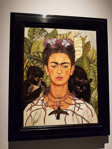 Art et polémiques :  Autoportrait au collier d’épines et colibri, Frida Kahlo (1940) , Wikimédia, photo Ambra75