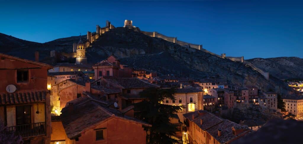 Le village d’Albarracín à la tombée de la nuit. Source : Unsplash