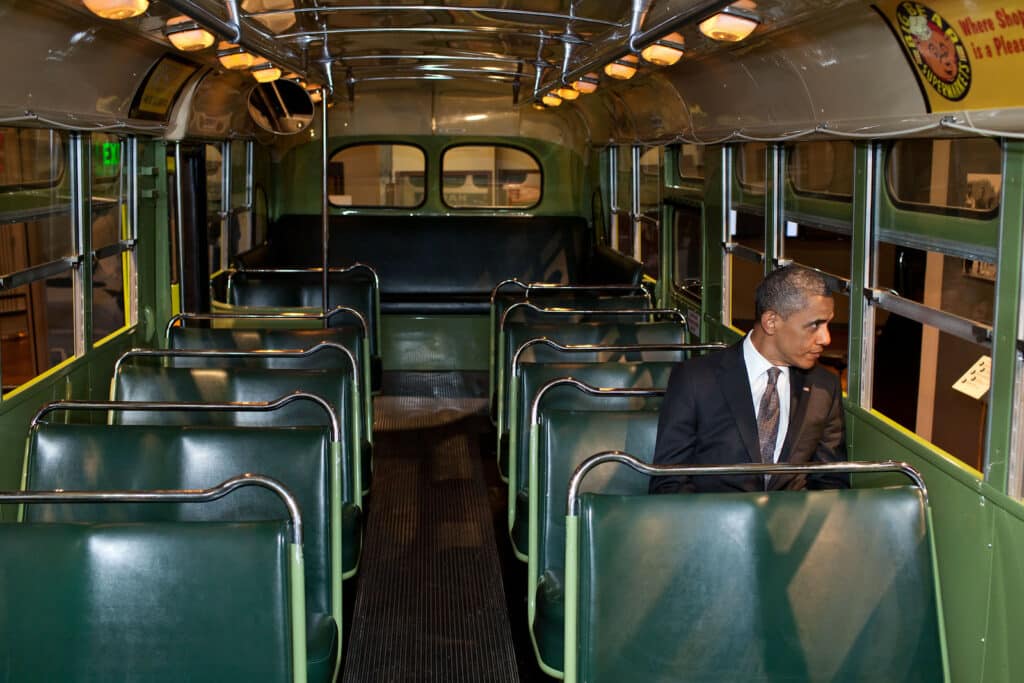 Le président Barack Obama rend hommage à Rosa Parks dans le bus dans lequel elle est montée