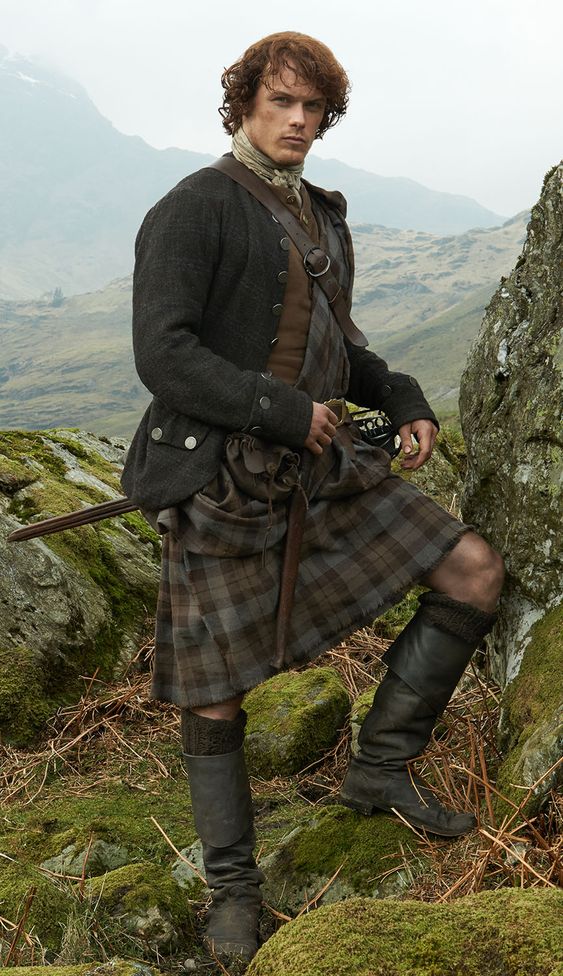James Fraser en costume traditionnel, incarné par Sam Heughan dans la série Outlander