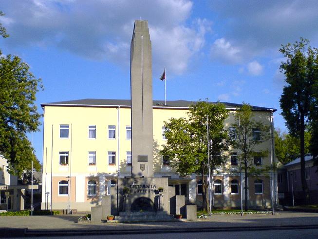 Monument de l'indépendance en Lituanie restauré en 1989 à Ukmergė (Wikimedia commons)