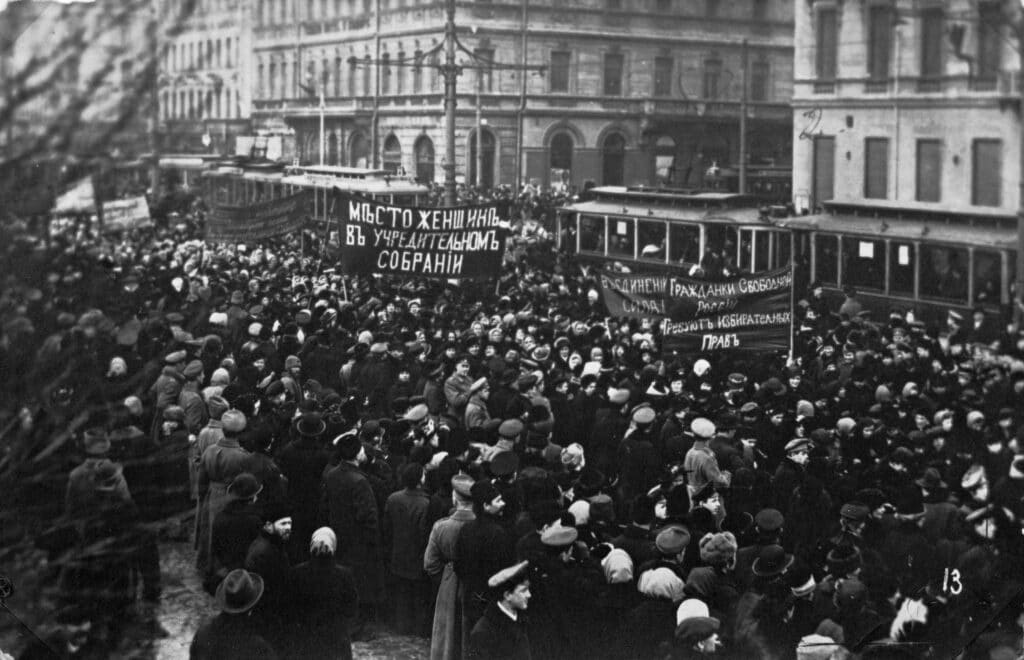 Saint Pétersbourg pendant la Révolution de février 1917 (Wikimedia commons)