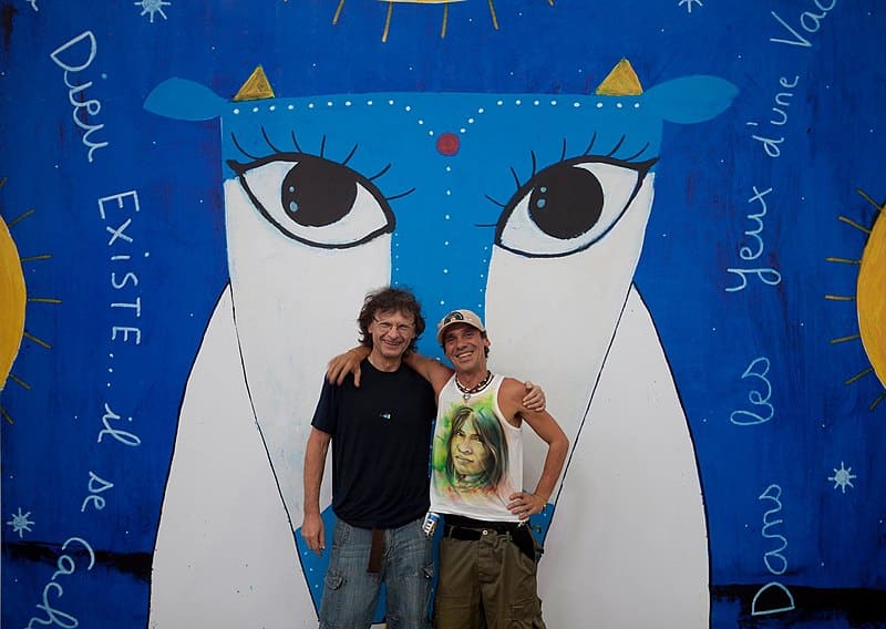 Manu Chao et Jacek Wozniak (dessinateur) centre culturel en la mémoire d’Haroldo Conti à Buenos Aires, en 2015 - Source : Wikicommons