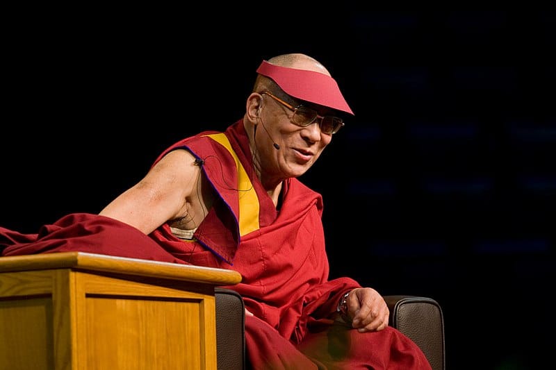 Le dalaï-lama en conférence à l’Université du Michigan en 2008 (crédit : Université du Michigan)
